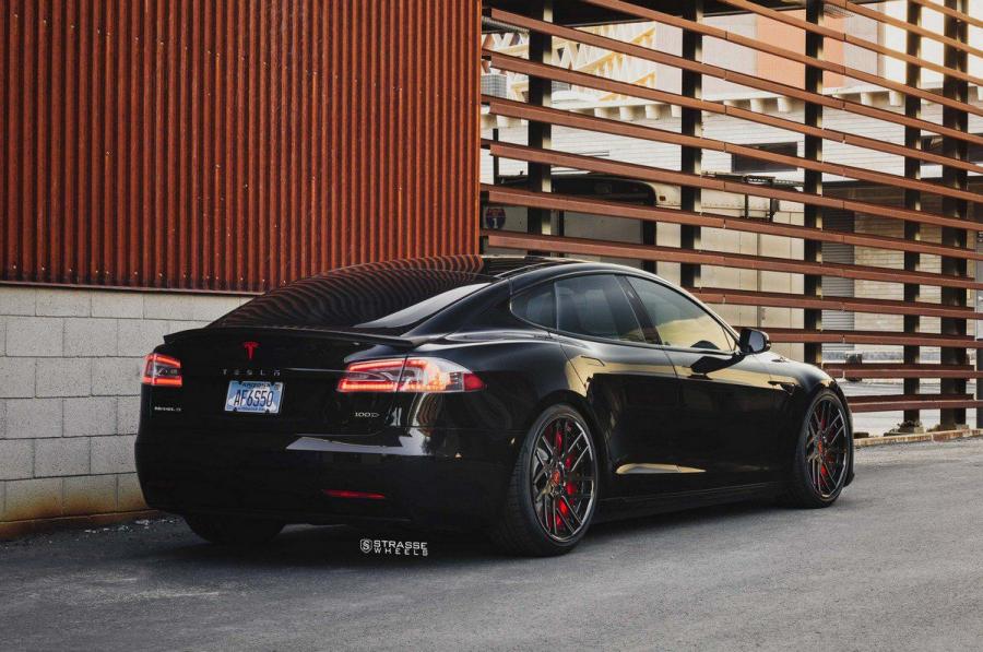  Tesla Model S P100D on Strasse Wheels 2018 года  (фото 16 из 17)